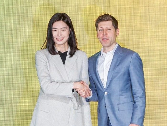 Tổng giám đốc điều hành Kakao Chung Shin-a, bên trái, và Tổng giám đốc điều hành OpenAI Sam Altman